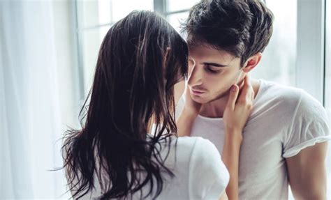 Hombre y mujer haciendo el amor en la cama. La chica se sienta。